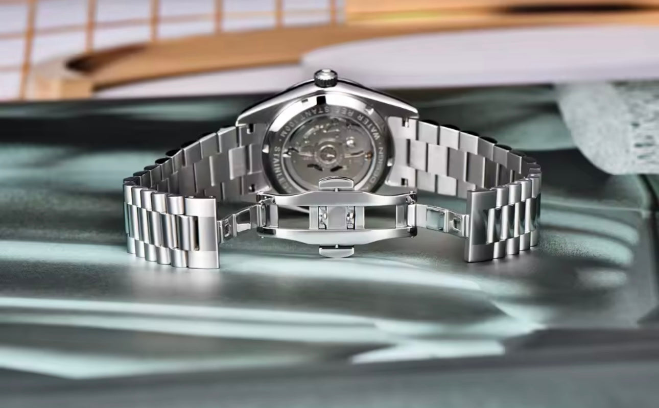 Une montre, dans tous ses aspects.